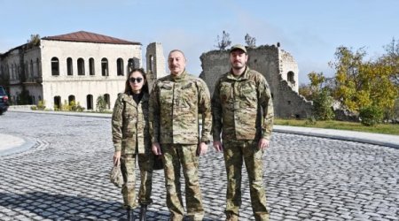 İlham Əliyev xanımı və oğlu ilə birlikdə Şuşada