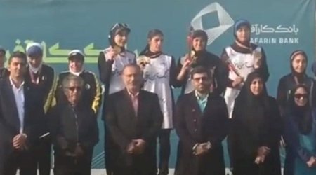 İranlı qadın atlet mükafatlandırma mərasiminda hicabını çıxardı - Video