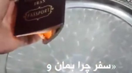 İranda vətəndaşlar molla rejiminə etiraz olaraq pasportlarını yandırıb - VİDEO
