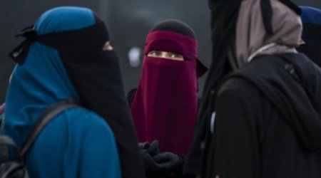 İranda müəllimin molla olduğu sinifdə qız hicabsız iştirak edib- FOTO