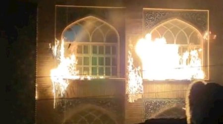 İranda Xomeyninin ev muzeyləri yandırılıb