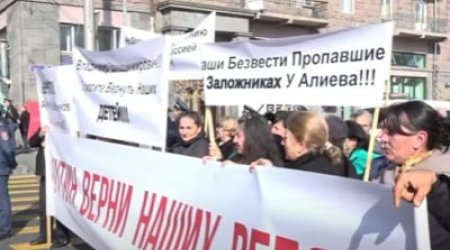 Putin, oğullarımızı qaytar - Ermənistanda Rusiya səfirliyinin qarşısında etiraz aksiyası - VİDEO