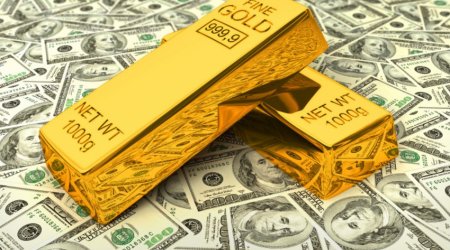 Gold falls while dollar strengthens