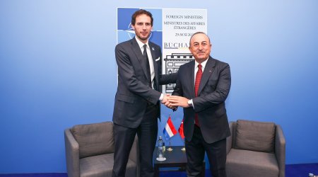 Çavuşoğlu niderlandlı həmkarı ilə görüşüb