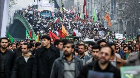 İran millisinin məğlubiyyətindən sonra gənclər banka od vurub