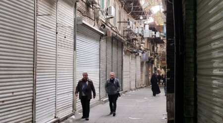 İranda sahibkarlar etiraz olaraq mağazalarını bağlayıb