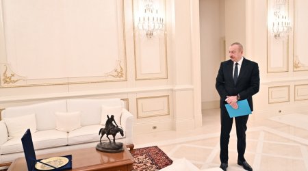 Əziz Əliyevin vaxtilə iş otağında olan əsər Prezidentə təqdim edildi