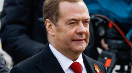 Медведев: Благодаря отказам Зеленского доведем дело до конца