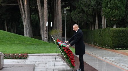 İlham Əliyev  Heydər Əliyevin məzarını ziyarət edib