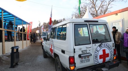 Qızıl Xaçın maşınları Laçın yolundan keçdi