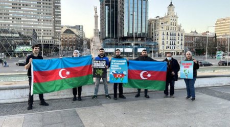 В Мадриде азербайджанцы провели акцию против армянского экотеррора в Карабахе