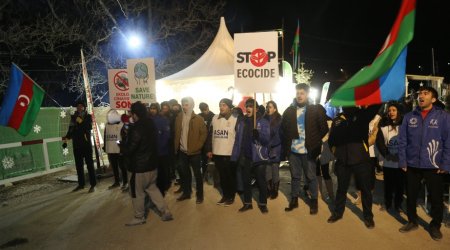 Havanın soyuq olmasına baxmayaraq, Xankəndi-Laçın yolunda etiraz aksiyası axşam da davam edir