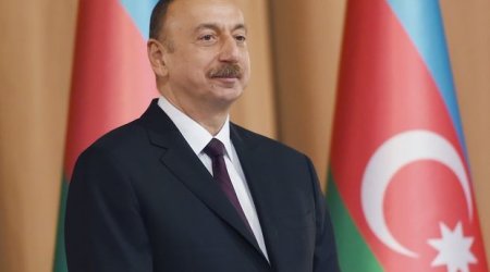 Президент Ильхам Алиев наградил известного художника