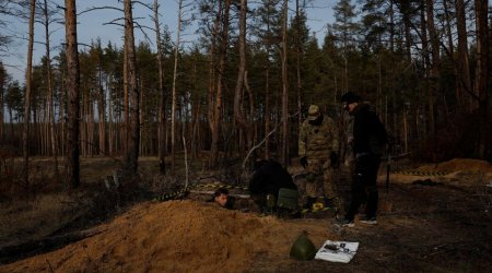 Ukraynalı əsgərlərin meyitlərini könüllülər  belə tapır - VİDEO