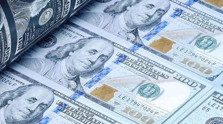 US dollar falls in price against world currencies