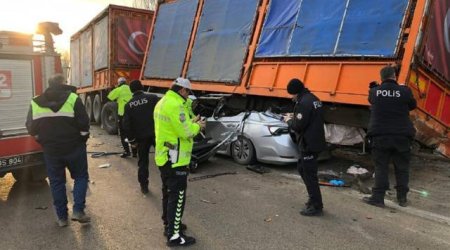 Minik avtomobili yük maşınının altında qaldı - Sürücü öldü