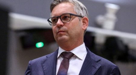 Avstriyanın maliyyə naziri yol qəzasına düşüb, ağır xəsarət alıb