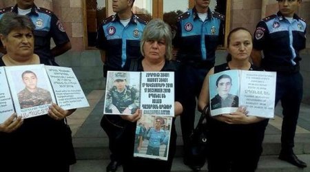 Ölən erməni hərbçilərin ailələri etiraz aksiyası keçiriblər