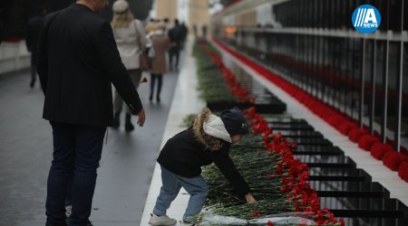 Azərbaycan xalqı 20 Yanvar şəhidlərini yad edir - FOTOREPORTAJ