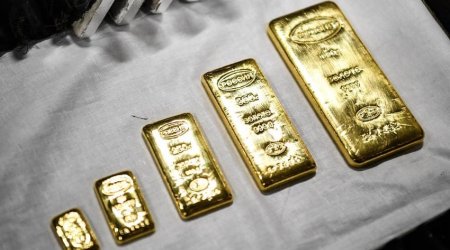 Gold prices fall slightly ahead of statistics release in US