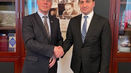 Hikmət Hacıyev Britaniya səfirilə müzakirələr apardı