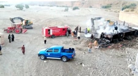 Pakistanda qəzaya düşən avtobus yanıb, 41 sərnişin ölüb