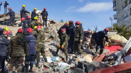 Azərbaycan xilasediciləri dağıntılar altında 105 saat qalmış yeniyetməni xilas ediblər