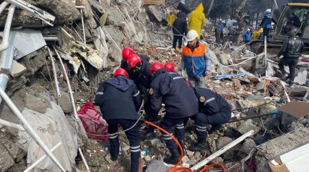 Azərbaycanın xilasediciləri 50 yaşlı qadını 120 saat sonra dağıntılar altından sağ çıxarıb