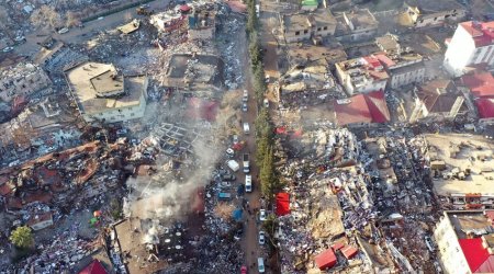 Türkiyədə 83 yaşlı qadın və 2 yaşlı körpə dağıntılar altından sağ çıxarılıb