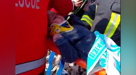 Türkiyədə 150 saat sonra dağıntılar altından 3 yaşlı qız sağ çıxarılıb