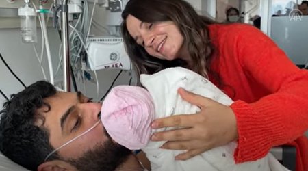 Zəlzələ günü doğulan körpəsinə 261 saatdan sonra qovuşdu