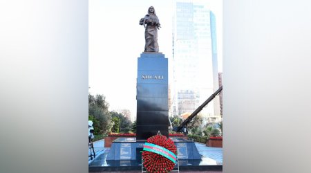 Müdafiə Nazirliyinin rəhbər heyəti Xocalı soyqırımı abidəsini ziyarət edib