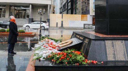 Посол Великобритании почтил память жертв Ходжалинской трагедии