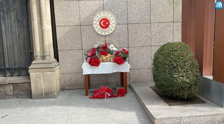 Azərbaycanlılar Türkiyə səfirliyin önünə ziyarətə gəlir - FOTOLAR 