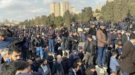 İlahiyyatçı Hacı Şahinin dəfnindən görüntülər -VİDEO