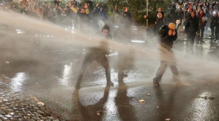 Tbilisidə xüsusi təyinatlılar mitinqi dağıtmağa başlayıb