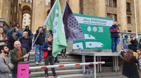 Gürcüstanda müxalifət yenidən parlamentin qarşısına toplaşıb