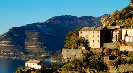 Fransanın Korsika adasında korsikan dilinin istifadəsi qadağan olunub