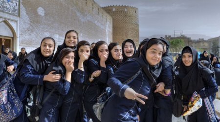 İranda məktəbli qızların zəhərlənməsi ilə bağlı 100-dən çox adam həbs edilib