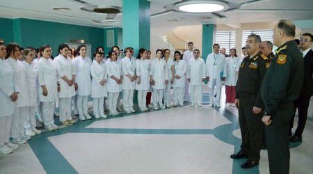 Müdafiə naziri Baş Klinik Hospitalda olub, hərbi həkimləri təbrik edib