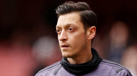 Mesut Özil karyerasını başa vurduğunu açıqlayıb