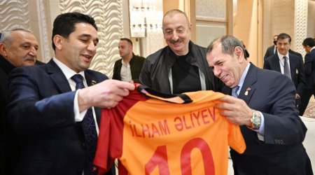 “Qalatasaray” futbol klubunun prezidenti Prezident İlham Əliyevə xatirə hədiyyələri tədqim edib