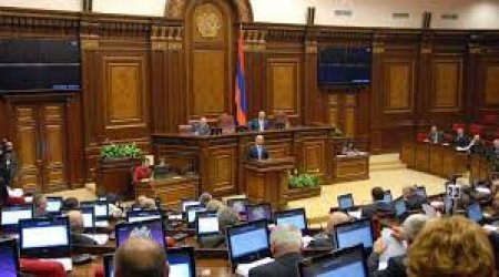 Ermənistanda deputatlar arasında dava olub
