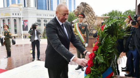 Президент Азербайджана посетил памятник Исмоили Сомони в Душанбе - ФОТО