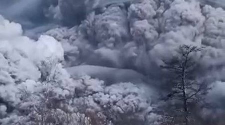 Rusiyada vulkan püskürüb- VİDEO