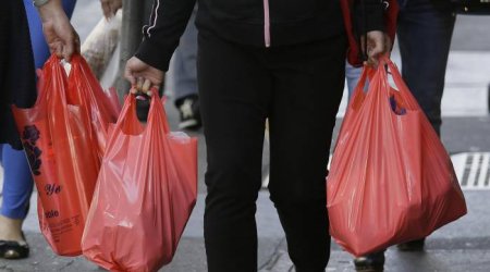 Mağazalarda polietilen torbaların pullu olması istehsalı kəskin azaldıb