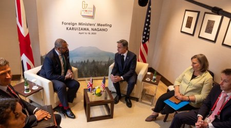 ABŞ dövlət katibi Böyük Britaniya XİN başçısı ilə görüşüb