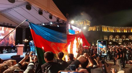 Ermənistandan növbəti təxribat: İrəvanda Azərbaycan və Türkiyə bayraqları yandırıldı