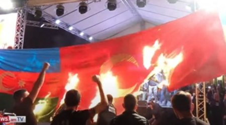 В Ереване сожгли флаги Азербайджана и Турции