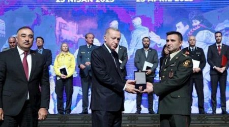 Ərdoğan Azərbaycan hərbçisini mükafatlandırdı